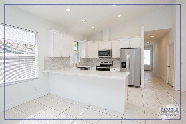 Building Photo - ***RENOVATED INTERIOR***NAPLES PARK - Annu...