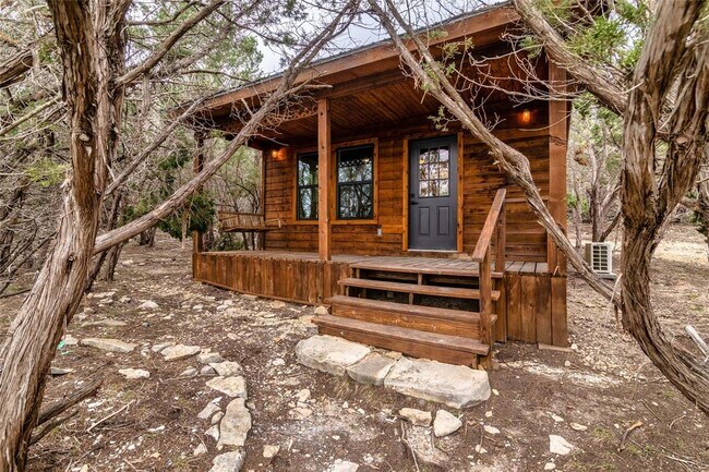 Building Photo - 1 Carriage House Ln