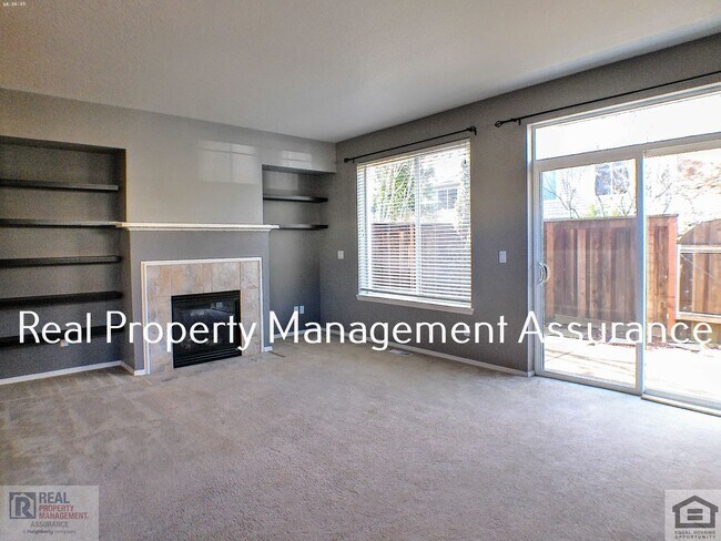 Building Photo - Charming 3BR / 2.5BA Corner Unit Home in A...