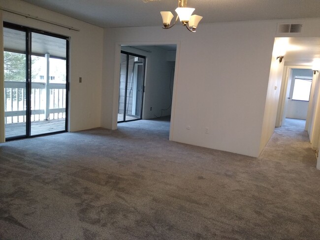 Building Photo - Awesome 2 Bedroom w/ Study 2 Bath Robinwoo...