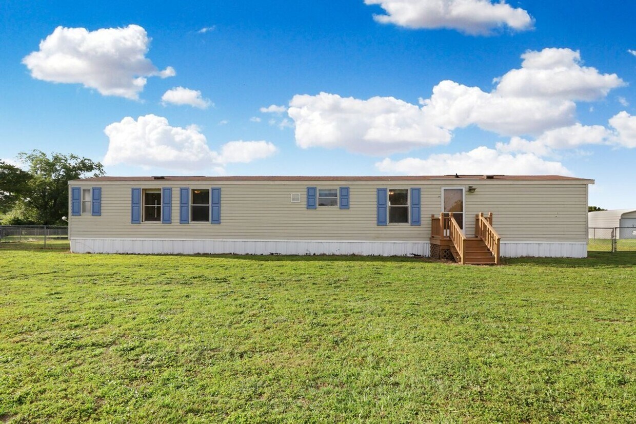 Foto principal - 2 BR, 2 BA Mobile Home w/ 2-Car Detached G...
