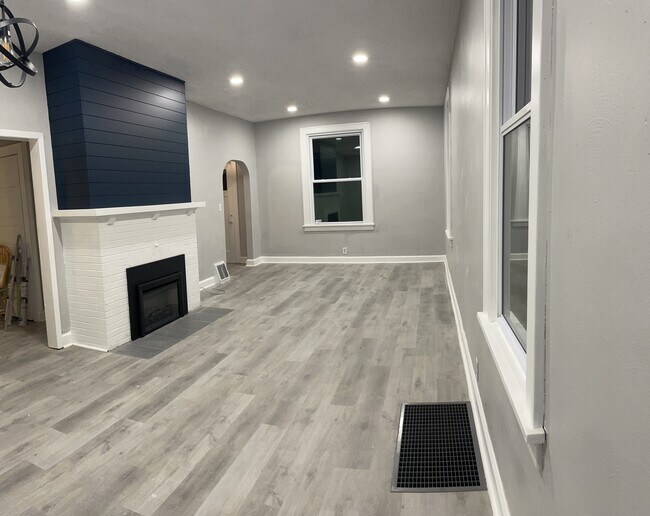 Living/Dining - 710 Park Ave
