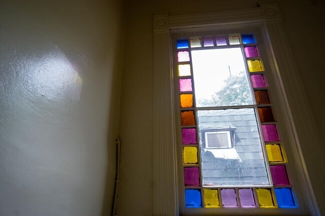 Building Photo - AVAILABLE 7/1/26 - Charming Second Floor A...
