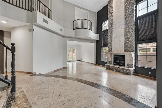 Foto del edificio - Fully Upgraded 5 Bedroom 4.5 Bathroom in Guard Gated Foothills Community!