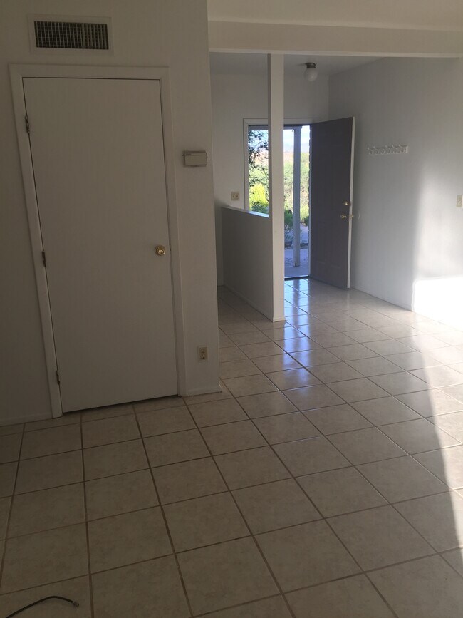 Foto del edificio - 1238 Urano Ct