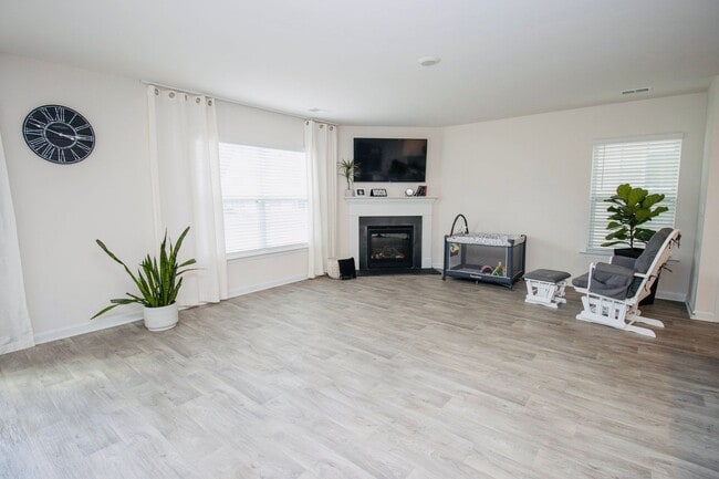 Building Photo - Gorgeous 4 Bedroom, 2 Bath Home in Bowden ...