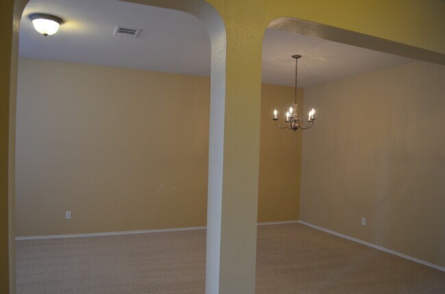 Foto del edificio - HUGE 5 BEDROOM HOME IN SAVANNAH HEIGHTS!