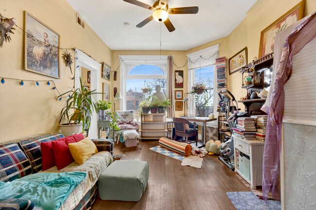 Foto del edificio - 2735 W Potomac Ave