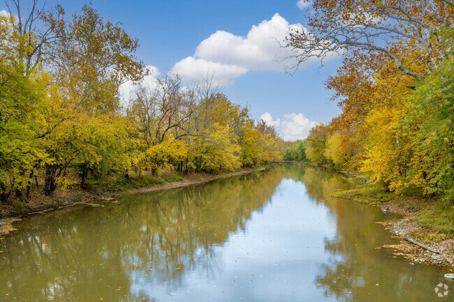 There is a wide river for boating on Fort Wayne's St. Mary's River.