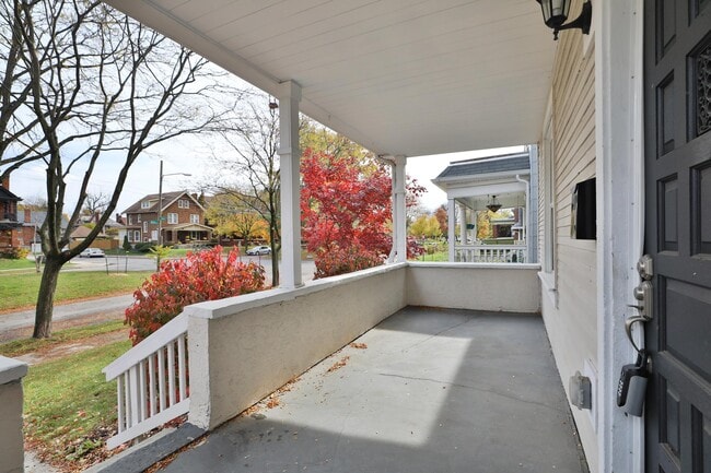 Building Photo - 693 Wilson Ave