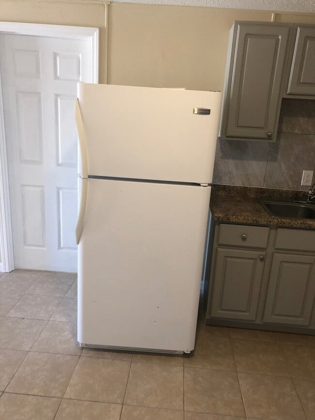 Building Photo - Recently Renovated 2 Bedroom 1 Bath Apartm...