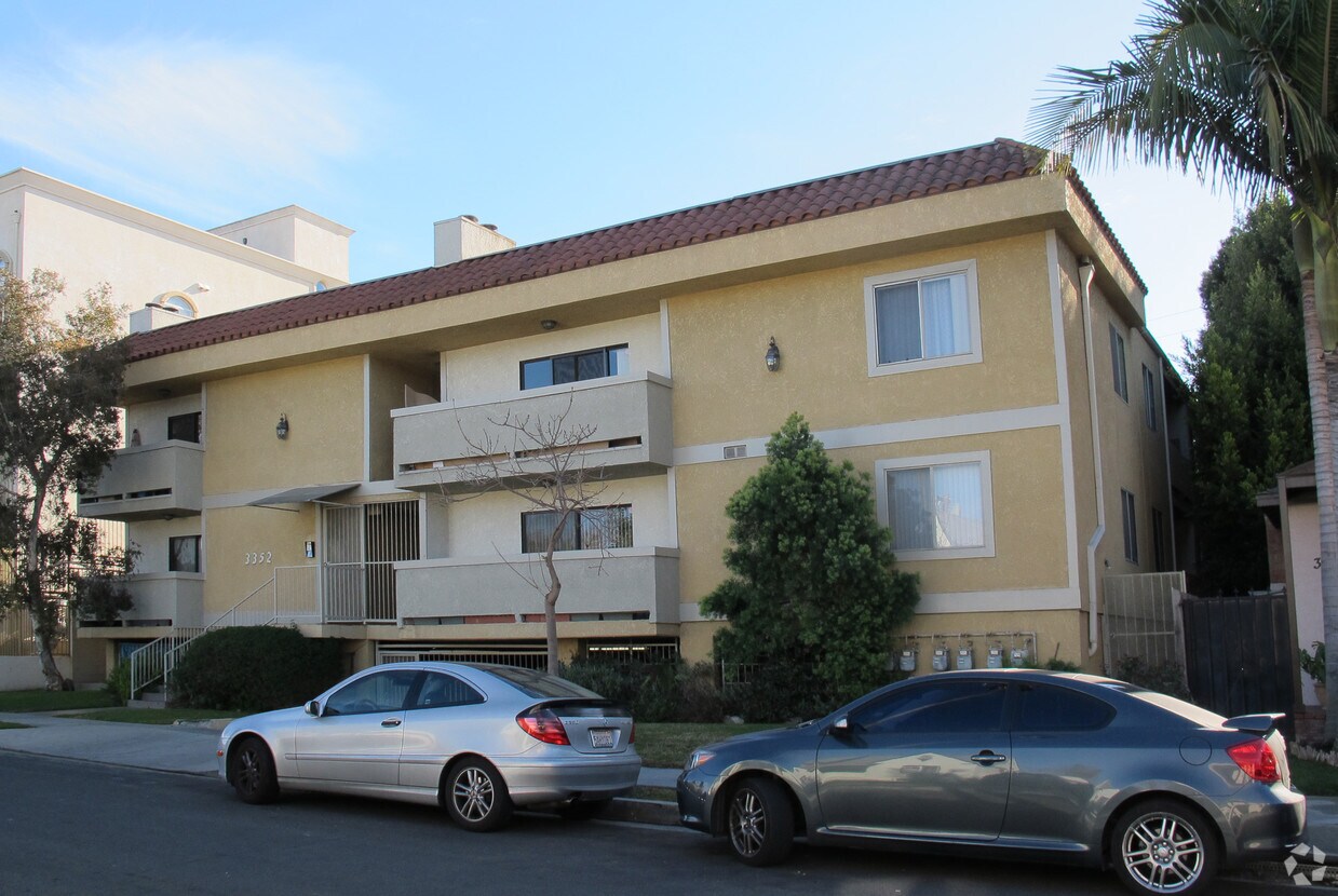 Building Photo - 3352 Oakhurst Ave