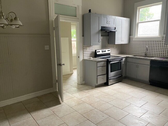 Foto del edificio - Three bedroom two bath house ready for a new resident