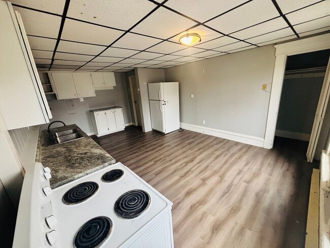 Building Photo - Huge 5BD Two Story Apartment Blocks from D...