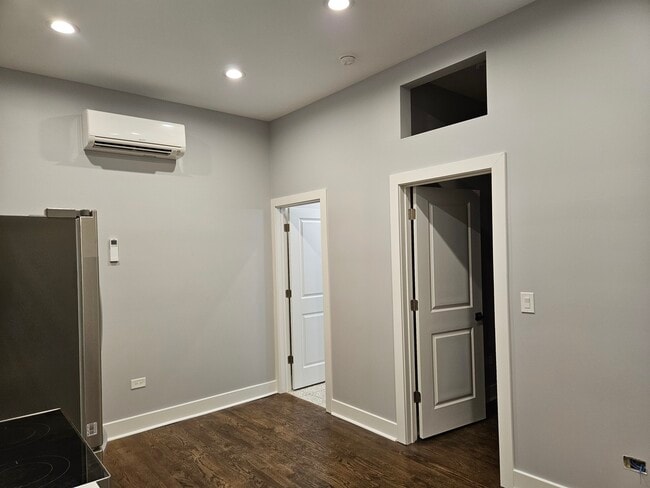 Building Photo - 831 S Western Ave