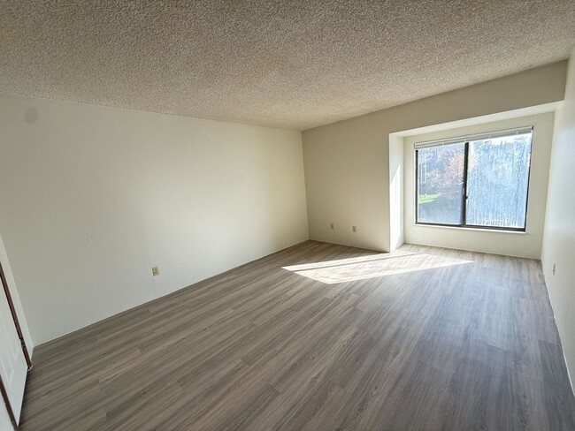 Building Photo - 2 Bedroom 1 Bath with Loft Available NOW!!...