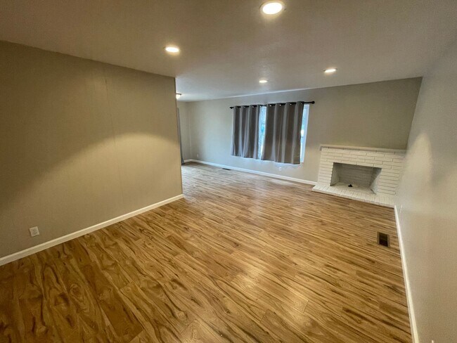 Foto del edificio - $2,490 – Charming 2-Bedroom, 1-Bath Duplex...