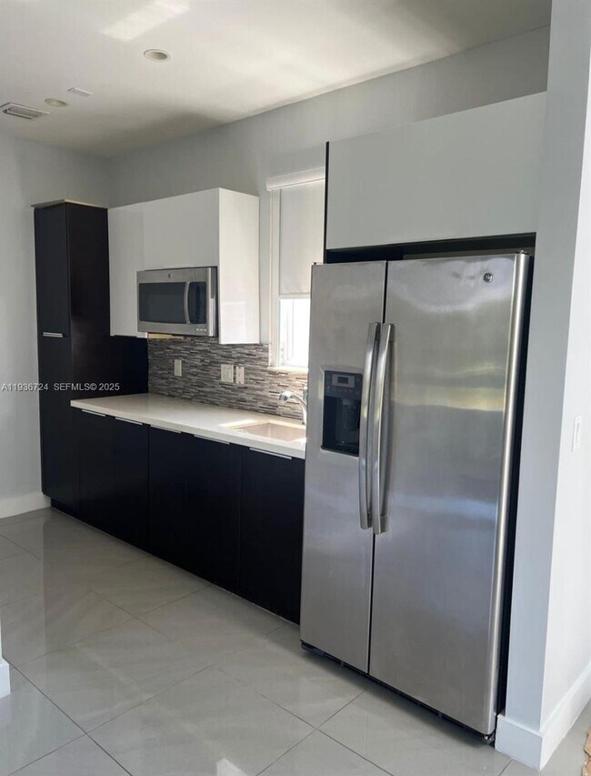 Foto del edificio - 6412 NW 105th Pl