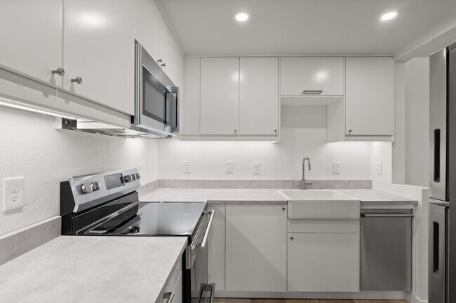 Foto del edificio - Desirable Updates Lake Oswego Condo 1Bed/1...