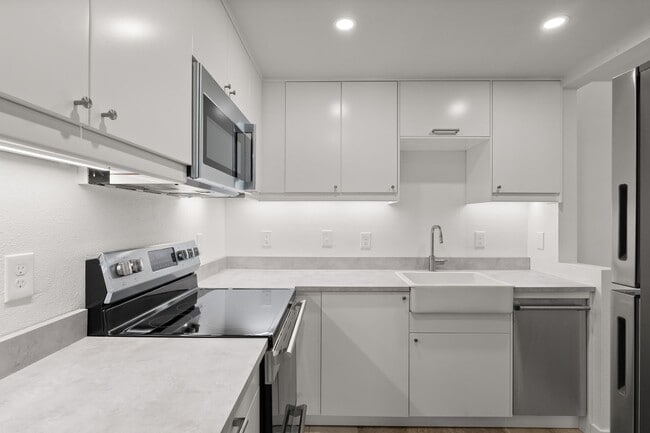 Building Photo - Desirable Updates Lake Oswego Condo 1Bed/1Bath - Mt Park
