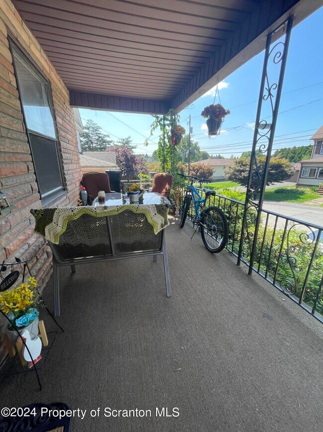 912 Franko St, Throop, PA 18512 Room for Rent in Throop, PA