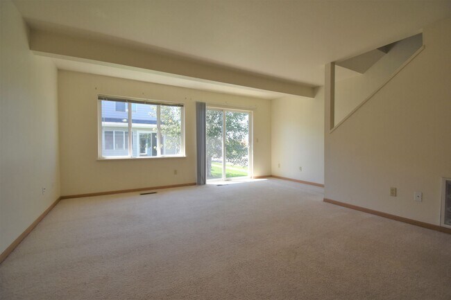 Foto del edificio - 3Bed 1.5Ba Townhouse with GARAGE! Great Location!