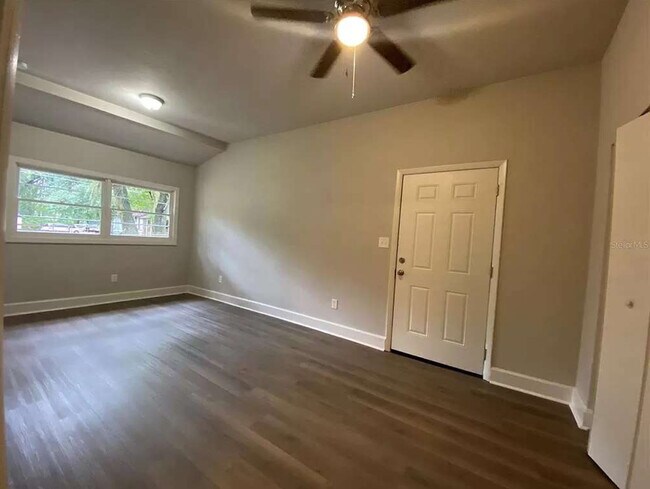 Oversized master bedroom - 112 NE 20th St