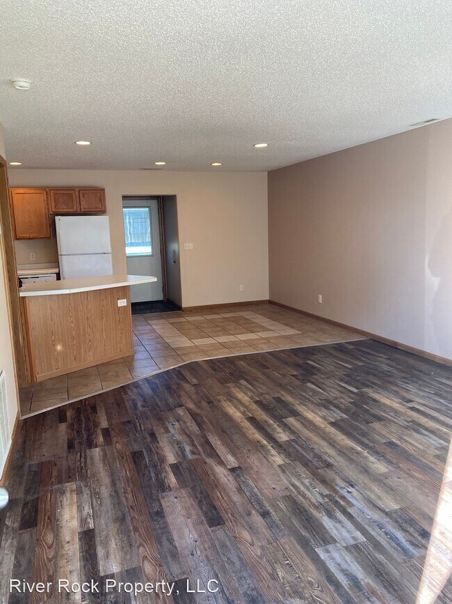 Building Photo - 3 br, 2.5 bath House - 552 10th Ave SE