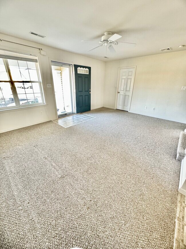 Entrance/Living room - 21 Wheatstone Ln