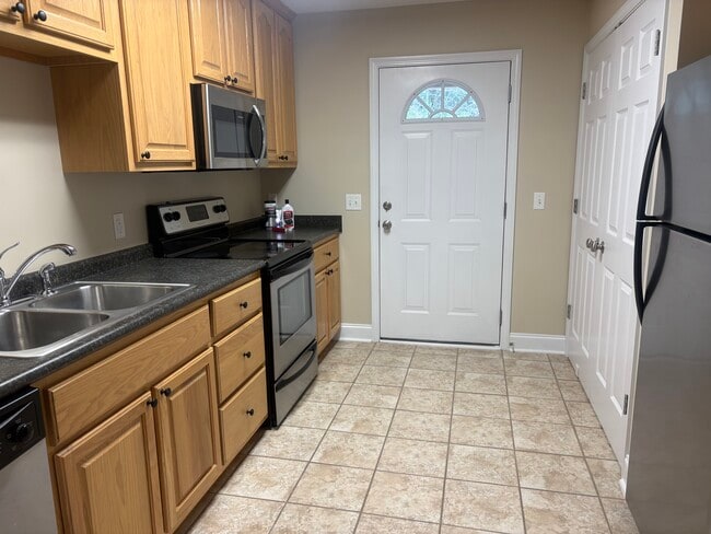 Building Photo - 112 Lakeview Commons Dr