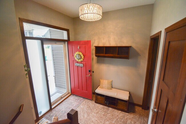 Foto del edificio - Spacious 5BR in NW Rochester w/ Fenced Yard!