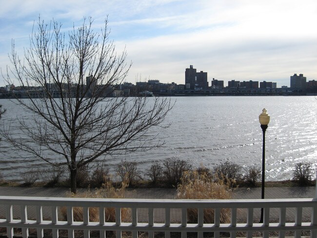 Foto del edificio - 945 River Rd