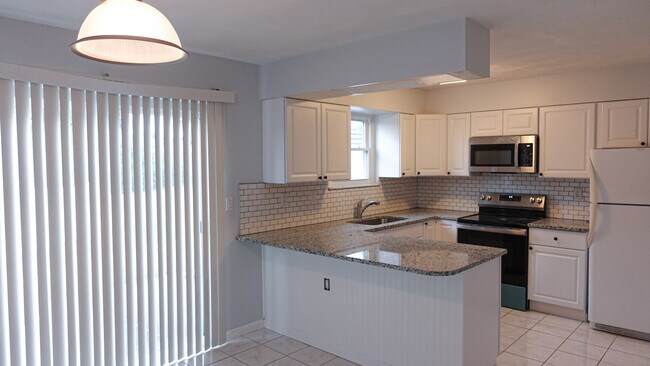 Building Photo - 3851 Hillsboro Dr