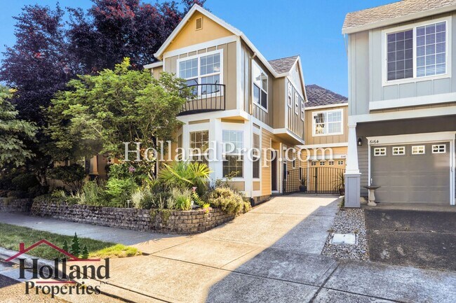 Foto del edificio - Charming 3-Bedroom Home with Wood Floors, Gas Fireplace & Private Patio