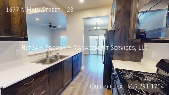 Foto del edificio - 1677 N Main St