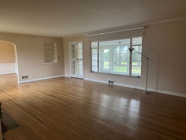 Building Photo - 3 Bedroom 2 Bath Ranch Home - Upper Arlington Schools