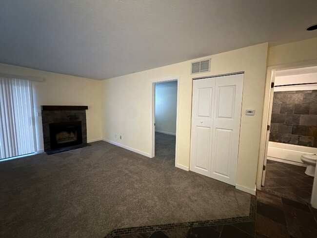 Building Photo - 225 E 8th Ave