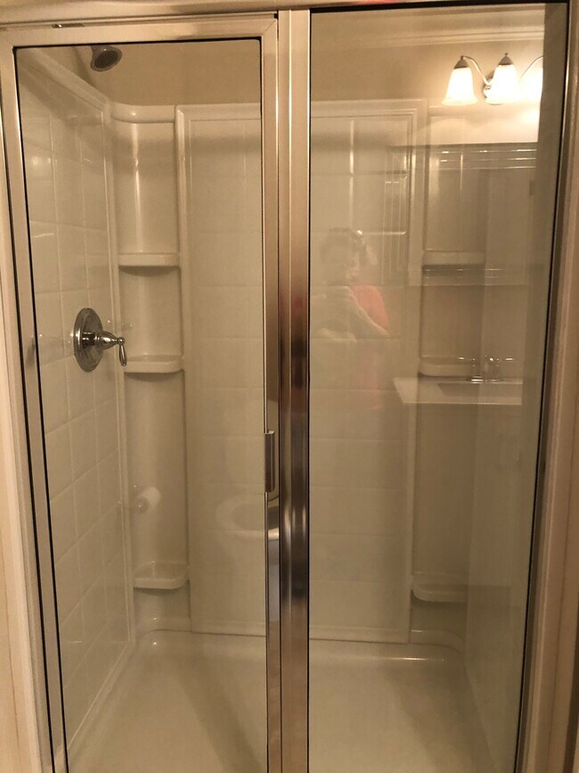 Walk-in shower - 815 Howard St
