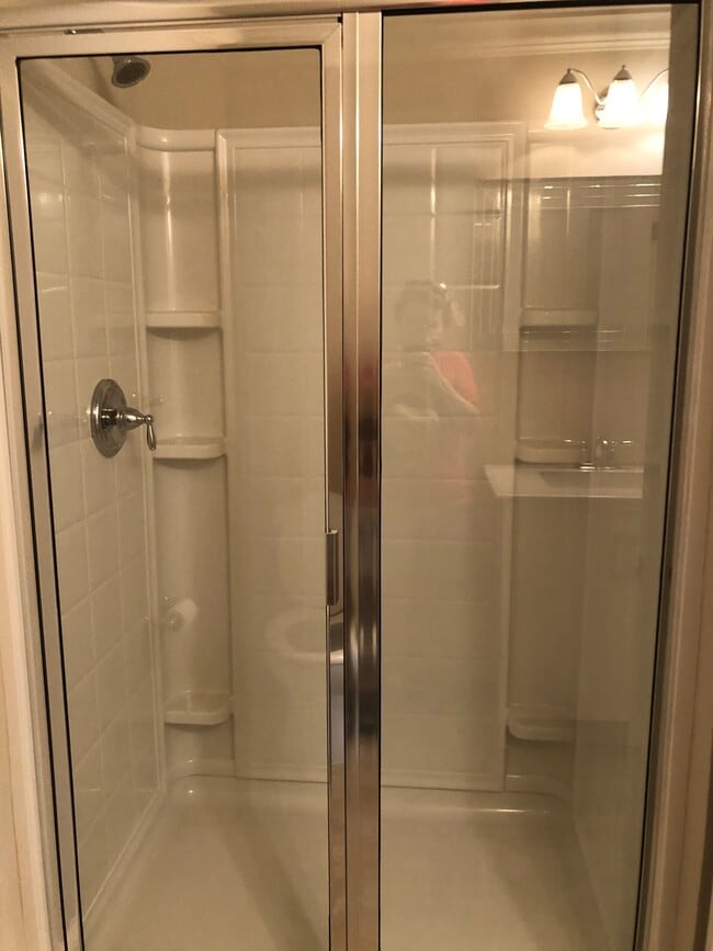 Walk-in shower - 815 Howard St