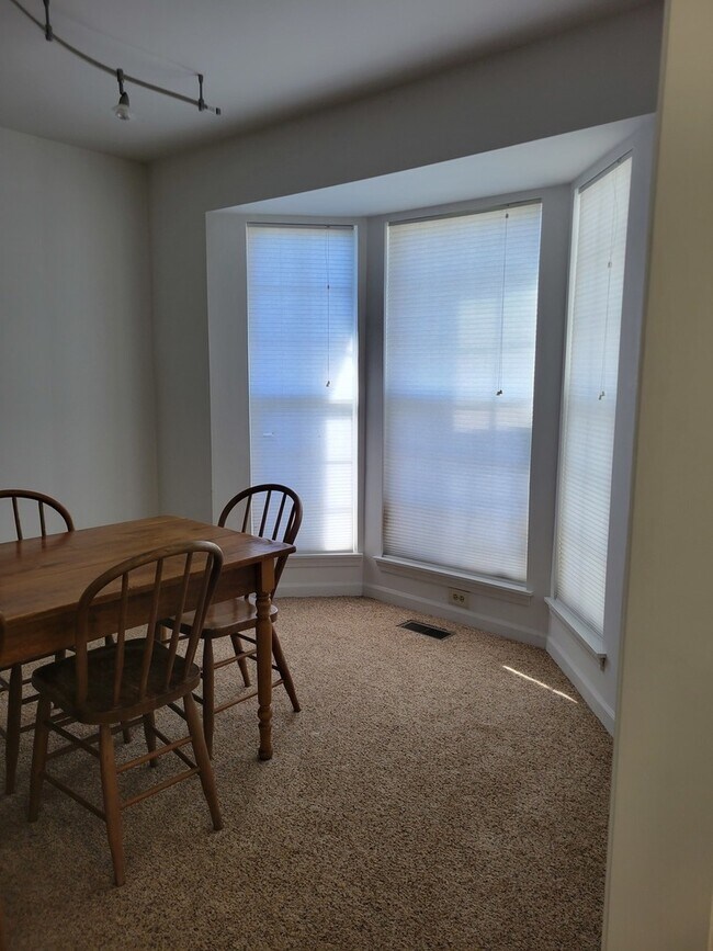 Building Photo - 6094 Golfview Dr