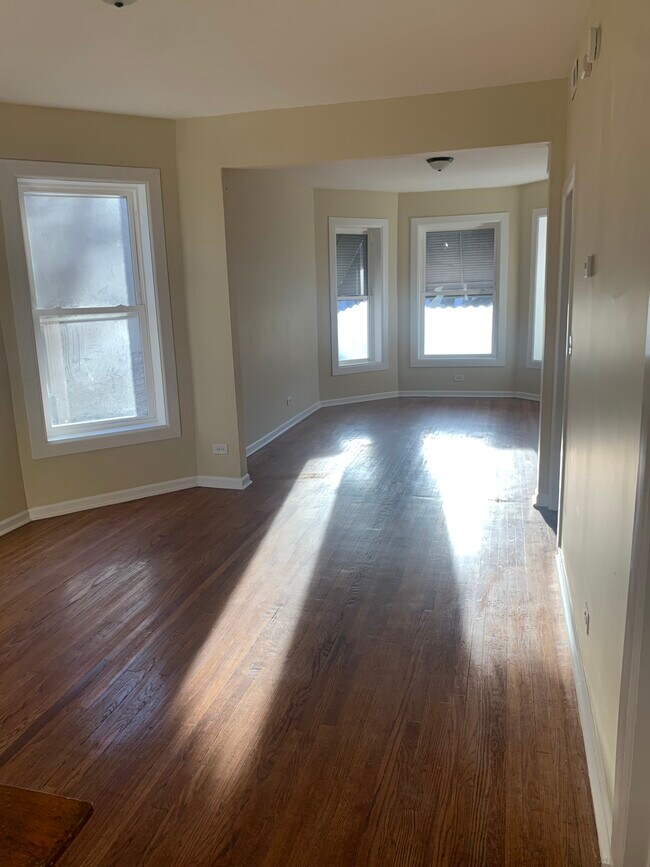 Building Photo - 935 N Avers Ave