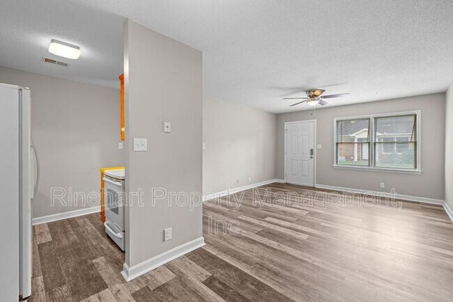 Foto del edificio - 1102-1101 Chandler Dr