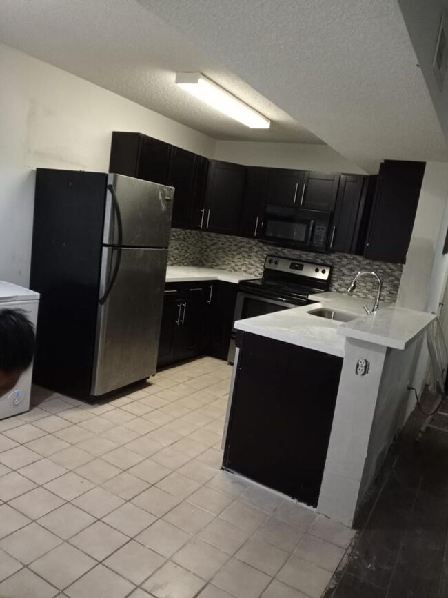 Building Photo - 2B/2B