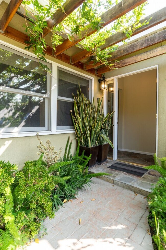 Foto del edificio - Beautiful 3b2b Home with Private Fenced Ya...