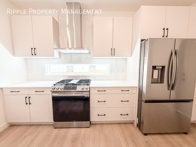 Photo du bâtiment - Modern 2 Beds, 2.5 Baths Main Floor/ Upper...