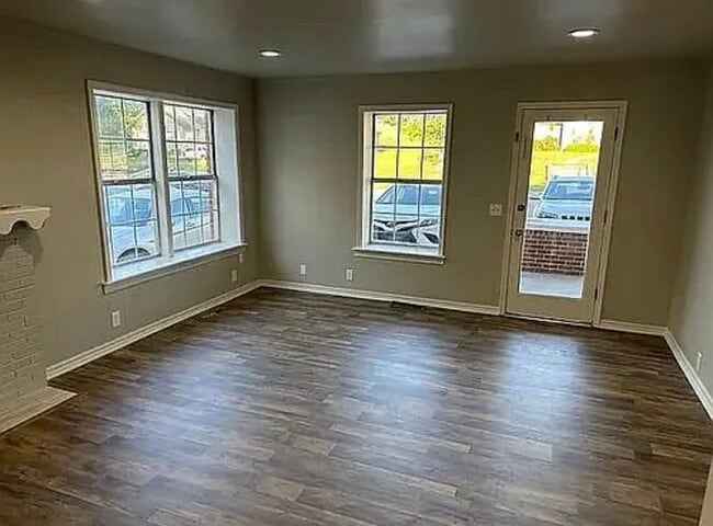 Building Photo - 105 S Poplar St