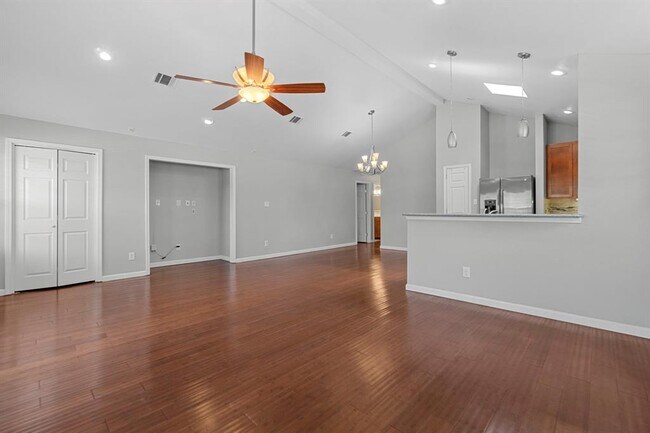 Foto del edificio - 2321 E 5th St.