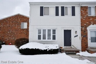 Building Photo - 509 N Fox Hills Dr