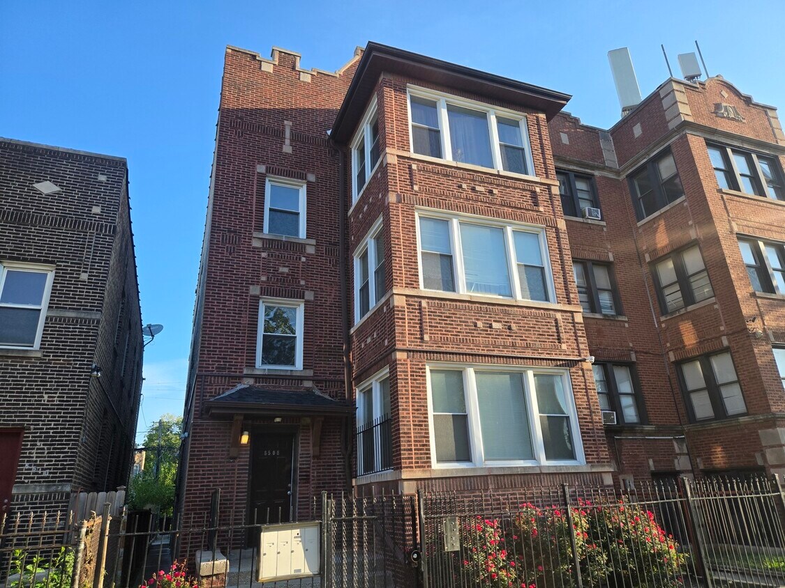 Foto principal - 5508 W Congress Pkwy