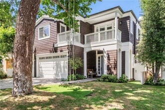 Building Photo - 2809 N Poinsettia Ave